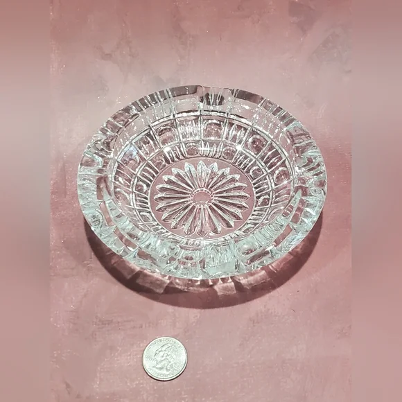 Vintage Daisy Glass Ashtray - Picture 1 of 3